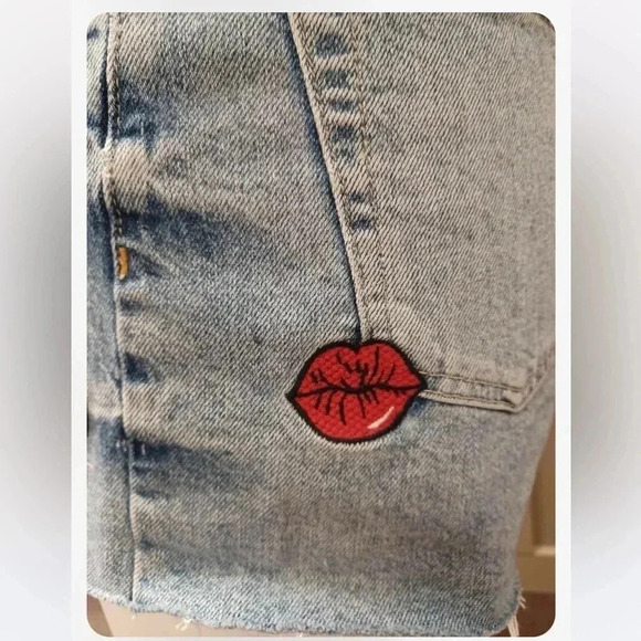 Zara High Rise Distressed Lip Appliqués Patches Denim Shorts Size 02 - Picture 10 of 10